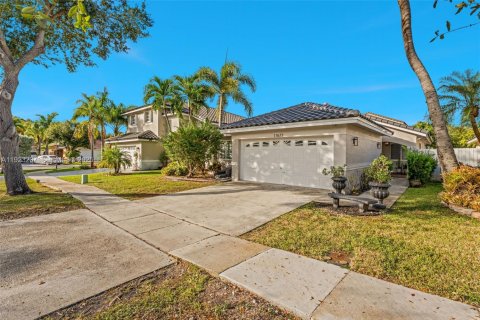 Villa ou maison à vendre à Pembroke Pines, Floride: 3 chambres, 131.18 m2 № 1977331 - photo 2