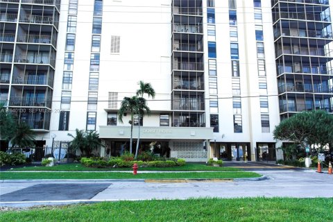 Condominio en alquiler en North Miami, Florida, 2 dormitorios, 92.53 m2 № 1996900 - foto 28