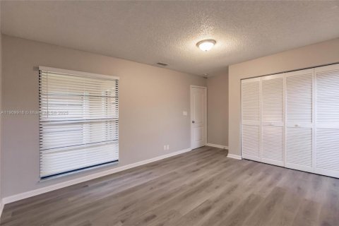 House in Plantation, Florida 3 bedrooms, 195.65 sq.m. № 1970060 - photo 23