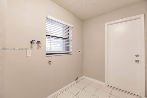 House in Plantation, Florida 3 bedrooms, 195.65 sq.m. № 1970060 - photo 16