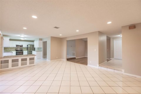 House in Plantation, Florida 3 bedrooms, 195.65 sq.m. № 1970060 - photo 20