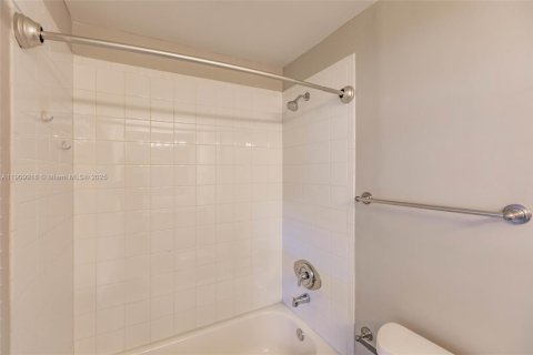 House in Plantation, Florida 3 bedrooms, 195.65 sq.m. № 1970060 - photo 25