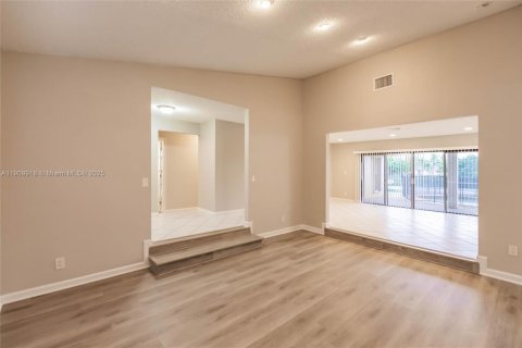 House in Plantation, Florida 3 bedrooms, 195.65 sq.m. № 1970060 - photo 12