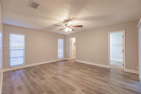 House in Plantation, Florida 3 bedrooms, 195.65 sq.m. № 1970060 - photo 30