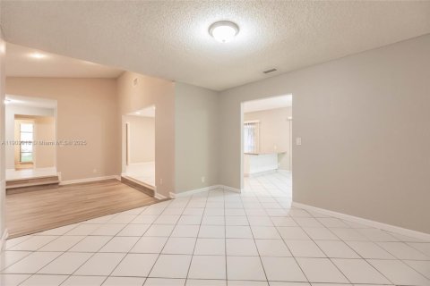 House in Plantation, Florida 3 bedrooms, 195.65 sq.m. № 1970060 - photo 14