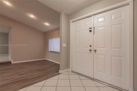 House in Plantation, Florida 3 bedrooms, 195.65 sq.m. № 1970060 - photo 7