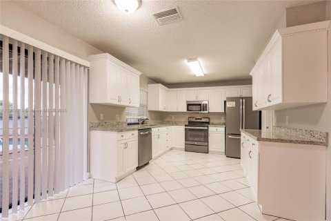 House in Plantation, Florida 3 bedrooms, 195.65 sq.m. № 1970060 - photo 15