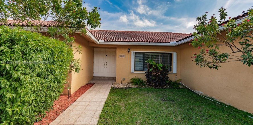 House in Plantation, Florida 3 bedrooms, 195.65 sq.m. № 1970060