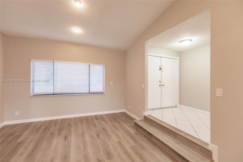 House in Plantation, Florida 3 bedrooms, 195.65 sq.m. № 1970060 - photo 8