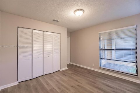 House in Plantation, Florida 3 bedrooms, 195.65 sq.m. № 1970060 - photo 28