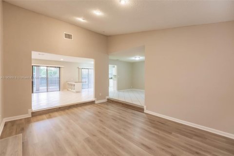 House in Plantation, Florida 3 bedrooms, 195.65 sq.m. № 1970060 - photo 11