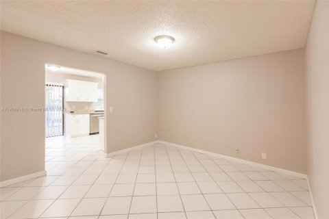 House in Plantation, Florida 3 bedrooms, 195.65 sq.m. № 1970060 - photo 13