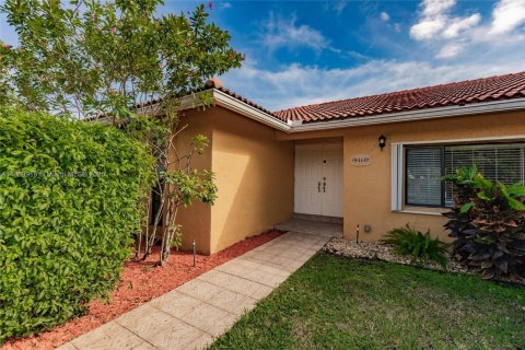 House in Plantation, Florida 3 bedrooms, 195.65 sq.m. № 1970060 - photo 5