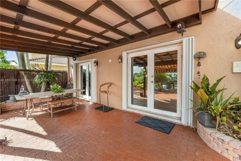 Casa en venta en Miami, Florida, 3 dormitorios, 184.41 m2 № 1952014 - foto 10