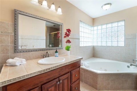 Casa en venta en Miami, Florida, 3 dormitorios, 184.41 m2 № 1952014 - foto 13