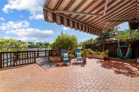 Casa en venta en Miami, Florida, 3 dormitorios, 184.41 m2 № 1952014 - foto 3
