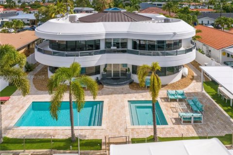 Casa en venta en North Miami Beach, Florida, 6 dormitorios № 2082824 - foto 23