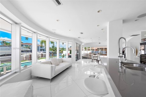 Casa en venta en North Miami Beach, Florida, 6 dormitorios № 2082824 - foto 15