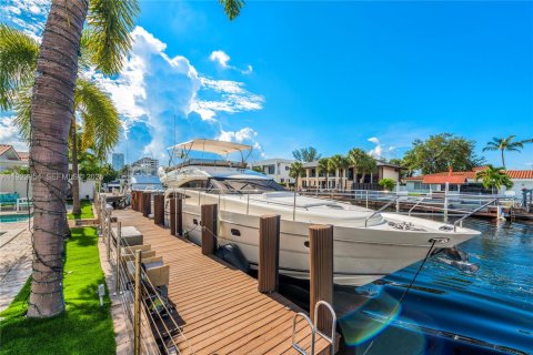 Casa en venta en North Miami Beach, Florida, 6 dormitorios № 2082824 - foto 2