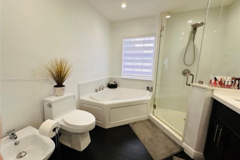 Casa en venta en Miami, Florida, 4 dormitorios, 186.08 m2 № 1738686 - foto 12
