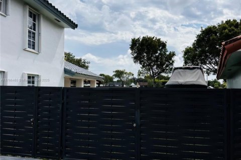 Casa en venta en Miami, Florida, 4 dormitorios, 186.08 m2 № 1738686 - foto 4