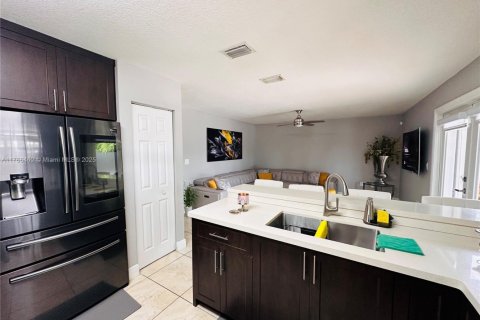Casa en venta en Miami, Florida, 4 dormitorios, 186.08 m2 № 1738686 - foto 7