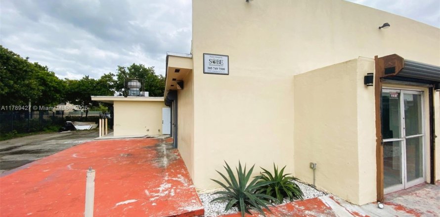 Commercial property in Miami, Florida № 1934467