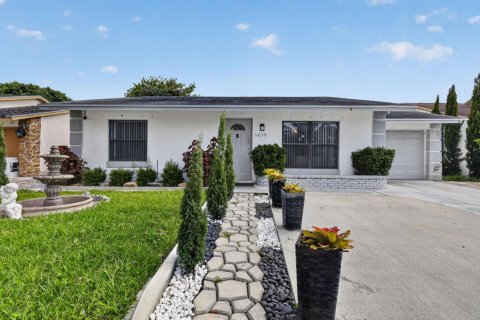 House in Lake Worth, Florida 4 bedrooms, 132.76 sq.m. № 2251718