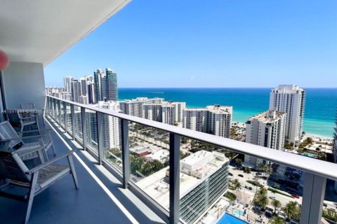 Condominio en Hollywood, Florida, 2 dormitorios  № 2034146