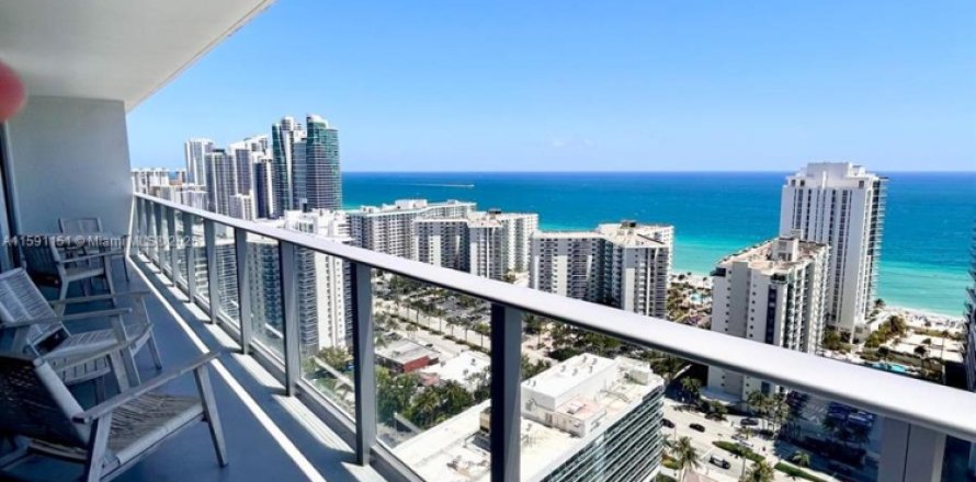 Condominio en Hollywood, Florida, 2 dormitorios  № 2034146