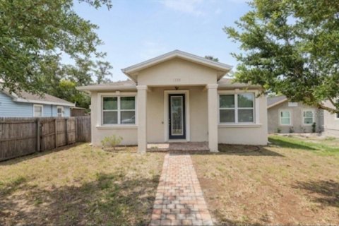 House in Saint Petersburg, Florida 3 bedrooms, 167.22 sq.m. № 2239727