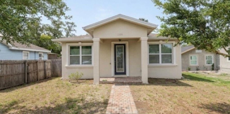 House in Saint Petersburg, Florida 3 bedrooms, 167.22 sq.m. № 2239727