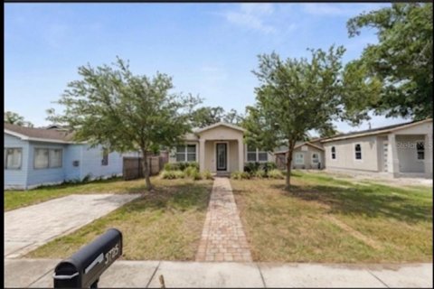 House in Saint Petersburg, Florida 3 bedrooms, 167.22 sq.m. № 2239727 - photo 3