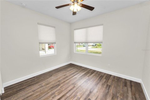 House in Saint Petersburg, Florida 3 bedrooms, 167.22 sq.m. № 2239727 - photo 10