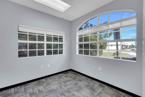 Immobilier commercial à louer à Fort Myers, Floride: 447.32 m2 № 2145037 - photo 3