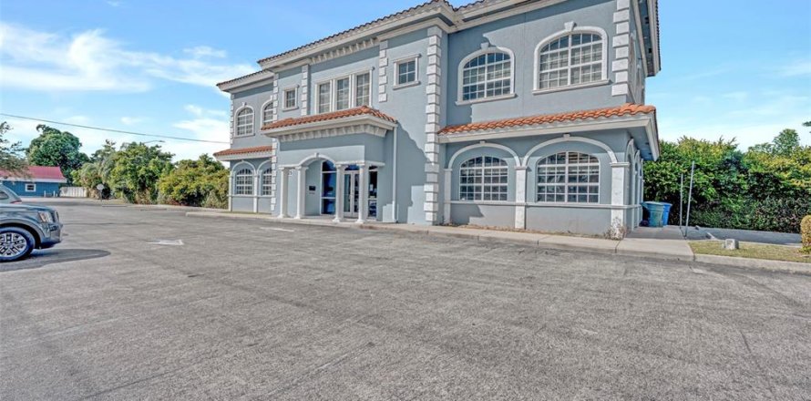 Immobilier commercial à Fort Myers, Floride 447.32 m2 № 2145037