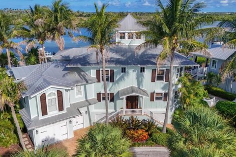 House in Placida, Florida 4 bedrooms, 361.02 sq.m. № 2095257
