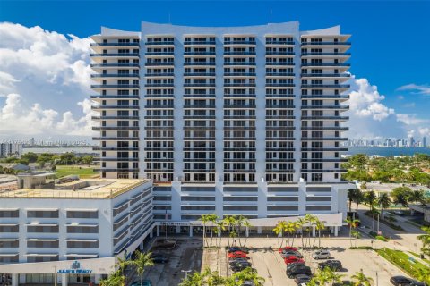 Condominio en venta en North Bay Village, Florida, 2 dormitorios, 135.45 m2 № 1861384 - foto 1