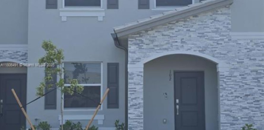 Townhouse in Florida City, Florida 3 bedrooms, 127.83 sq.m. № 1739357