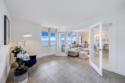 Condo in Surfside, Florida, 2 bedrooms  № 1945410 - photo 4