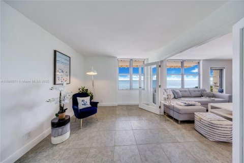 Condo in Surfside, Florida, 2 bedrooms  № 1945410 - photo 5