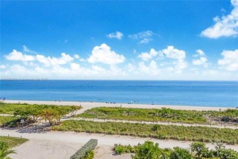 Condo in Surfside, Florida, 2 bedrooms  № 1945410 - photo 1