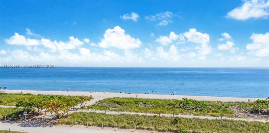 Condo in Surfside, Florida, 2 bedrooms № 1945410