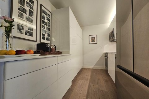 Condo in Miami, Florida, 2 bedrooms  № 2010725 - photo 7