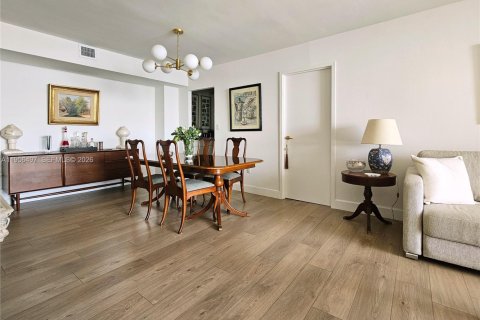 Condo in Miami, Florida, 2 bedrooms  № 2010725 - photo 9