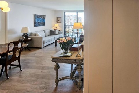 Condo in Miami, Florida, 2 bedrooms  № 2010725 - photo 4