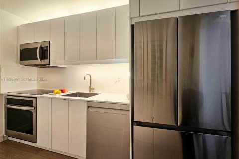 Condo in Miami, Florida, 2 bedrooms  № 2010725 - photo 8