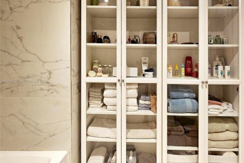 Condo in Miami, Florida, 2 bedrooms  № 2010725 - photo 19