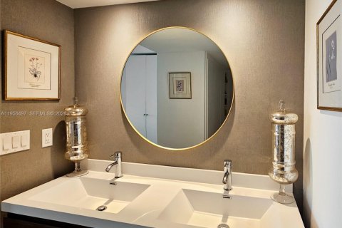 Condo in Miami, Florida, 2 bedrooms  № 2010725 - photo 17