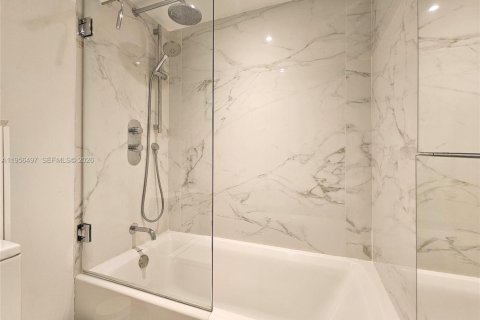 Condo in Miami, Florida, 2 bedrooms  № 2010725 - photo 25